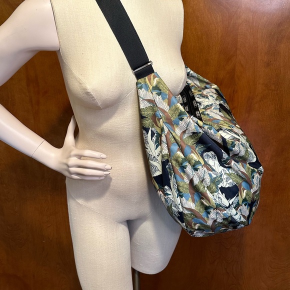 LeSportsac Jungle Animal HUGE Cross-Body Hobo Bag - Picture 6 of 14